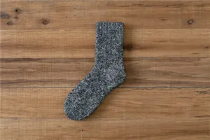 Nahaufnahme von dicken Winter-Melange-Strick-Socken für Herren mit warmer Stoffstruktur.