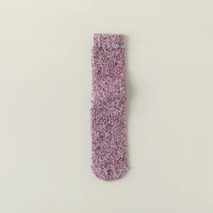 Gros plan de la texture de chaussette en polaire corail pelucheuse, tissu doux, chaud et confortable.
