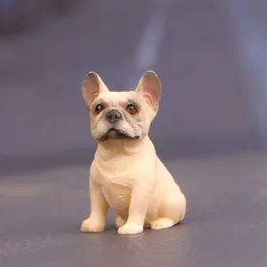 Primo piano statuetta bulldog francese, perfetto ornamento per cruscotto auto o decorazione da scrivania.