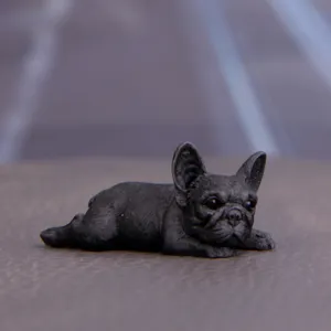 Statua bulldog francese nero, simpatica statuetta cucciolo resina auto dettaglio foto.