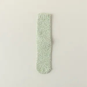 Détail de chaussette montante en molleton doux, modèle pelucheux pour le sommeil.
