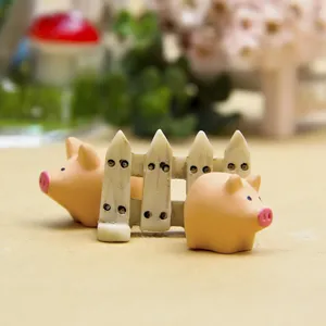 Süße Mini Kunstharz Schweinchen Figur mit Holzzaun für DIY Mikrolandschaft und Sukkulenten Dekor