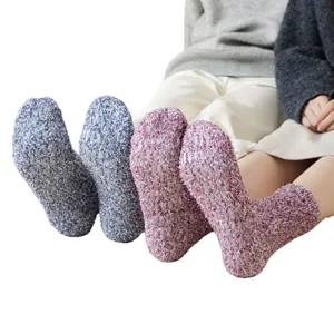 Chaussettes douillettes et chaudes pour femme avec picots antidérapants pour la maison.