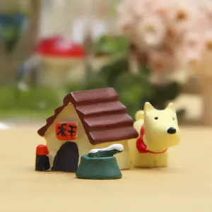 Detailansicht der kleinen Miniatur-Hundehütte mit süßem gelben Welpen und Futternapf.
