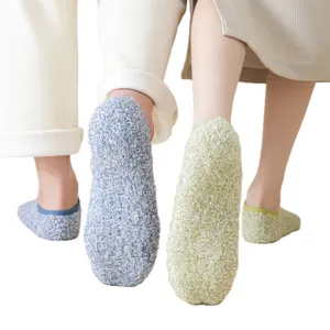 Calzini spessi e peluche per donna, pantofole calde antiscivolo per la casa in inverno.