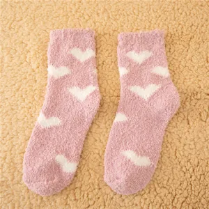 Calze soffici in pile rosa con motivo a cuore bianco, calzini invernali dettaglio.