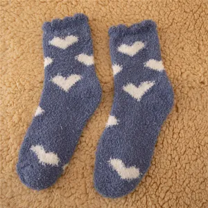 Accoglienti calzini soffici in peluche di cuore, calze invernali in pile corallo donna.