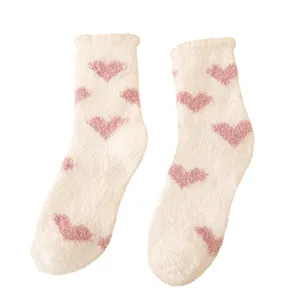 Comode calze soffici in pile corallo da donna, calzini invernali caldi e spessi con cuori rosa.