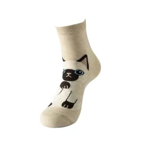 Nahaufnahme mit dem niedlichen siamesischen Katzenmuster Detail auf kuscheligen Baumwollsocken.