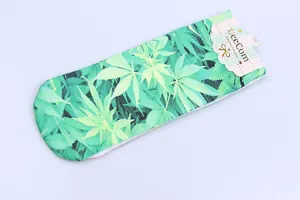 Vue détaillée des chaussettes courtes à imprimé de feuilles vertes avec emballage.