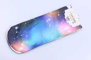 Vue détaillée de chaussettes bateau pour femmes imprimées galaxie 3D avec emballage d'étiquette.