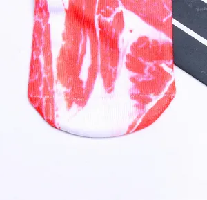 Vue détaillée de chaussette basse en coton avec impression 3D originale et texture.