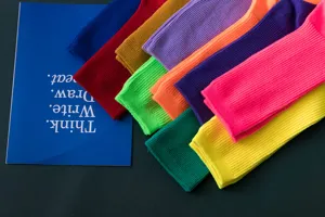 Nahaufnahme von bunten gerippten Socken, neonfarbene Baumwollsocken im Detail Textur.