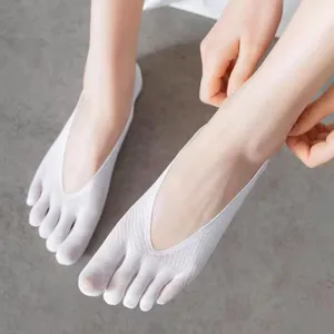 Detailaufnahme von weißen Zehensocken, atmungsaktives flaches Design, weicher Stoff für Komfort.