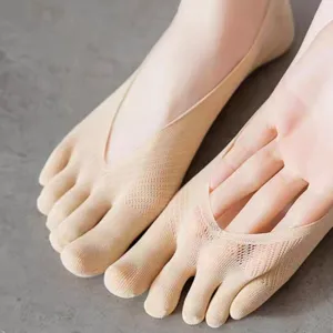 Nahaufnahme von beige Zehensocken mit atmungsaktivem Netzgewebe und separatem Zehendesign.
