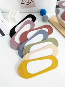 Gros plan détaillé de socquettes invisibles en soie glacée colorée, coupe basse coton.