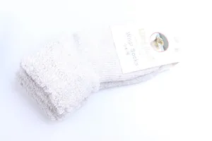 Gedetailleerde close-up van dikke wollen sokken met omslagboord, zachte warme babyschoenen.