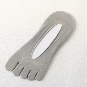 Graue Zehensocken im Detail, weiche Strickstruktur, flaches Design für angenehmen Tragekomfort.