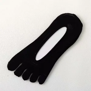 Detailansicht schwarzer Damen Fünf-Zehen-Sneakersocken, dünnes atmungsaktives Zehentrenner-Design.