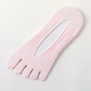Rosa Fünf-Zehen-Socken Damen dünn atmungsaktiv getrennte Zehen unsichtbare Bootsocken Detail.