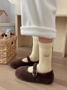 Detailansicht von kuscheligen, dick gefütterten Thermosocken mit süßem Stickdetail.