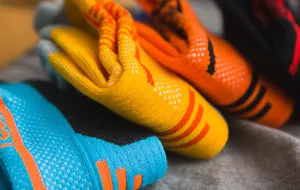 Heren sport sokken detail met ademend gebreid materiaal en antislip strepen voor basketbal.