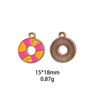 Vue détaillée du pendentif en alliage bouée en émail, accessoire de bijou DIY thème plage d'été.