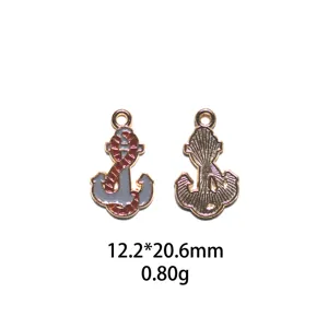 Vue détaillée du pendentif ancre en émail métallique pour accessoires de bijoux DIY.