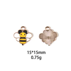 Gros plan d'un charm abeille en émail mignon en alliage, mesurant 15x15mm et pesant 0,75g.