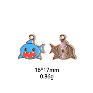 Gros plan sur le pendentif en alliage de requin émaillé bleu avec dos en métal brillant.