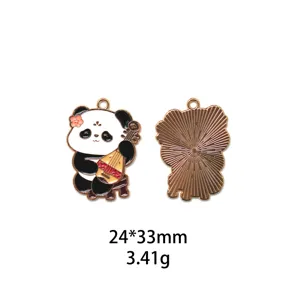 Gros plan détaillé du charm pendentif en métal émaillé panda mignon avec instrument traditionnel.