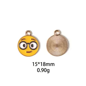 Vue détaillée du pendentif emoji nerd en alliage montrant le visage et le dos texturé.