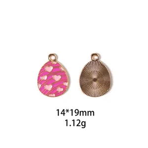 Close-up detail van de roze hart emaille paasei legering bedel hanger met heldere textuur.