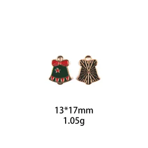 Vue détaillée de pendentifs cloche de Noël en alliage avec de superbes finitions émaillées.