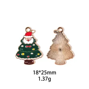 Vue détaillée du pendentif en alliage sapin de Noël et Père Noël avec émaillage fin.