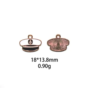 Gros plan sur les détails du charm émaillé chapeau de capitaine, recto et verso visibles.