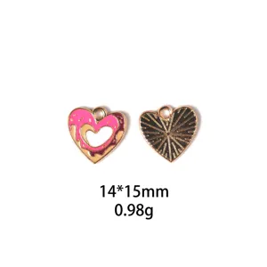 Gros plan de pendentif cœur en émail, idéal pour la fabrication de bijoux DIY et porte-clés.