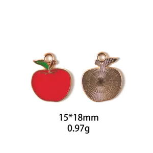 Gros plan détaillé du pendentif en émail alliage en forme de pomme, montrant un beau travail.