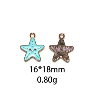 Close-up van schattige blauwe emaille zeester legering hanger met gedetailleerde metalen achterkant.