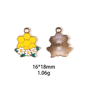Vue détail pendentif alvéole fleur en émail alliage, taille 16x18mm, poids 1.06g.