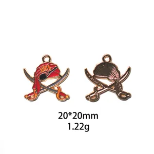 Vue détaillée du charm crâne de pirate en alliage, design double face, 20x20mm.