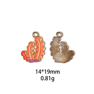 Détail du pendentif en alliage forme corail, émail coloré et dos en métal texturé.