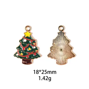Gros plan détail du pendentif en métal sapin de Noël émaillé vert pour la bijouterie DIY.