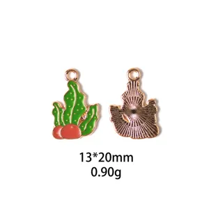 Vue rapprochée détaillée du pendentif émail alliage série marine recto et verso.