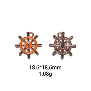 Détail du pendentif en alliage roue de navire avec émail orange et dos métallique.