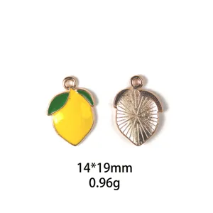 Vue détaillée du charm citron en métal, montrant l'émail avant et la texture arrière.