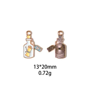 Vue détaillée du pendentif en métal flacon de potion émaillé avec recto et verso.