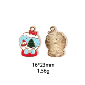 Gros plan détaillé du pendentif boule à neige de Noël montrant le design et la texture.