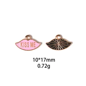 Vue détaillée du pendentif lèvre rose avec texte KISS ME, accessoire bijoux DIY en alliage 10x17mm.