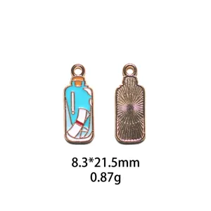 Vue détaillée du charm bouteille pirate en émail, mettant en valeur le design et l'alliage.